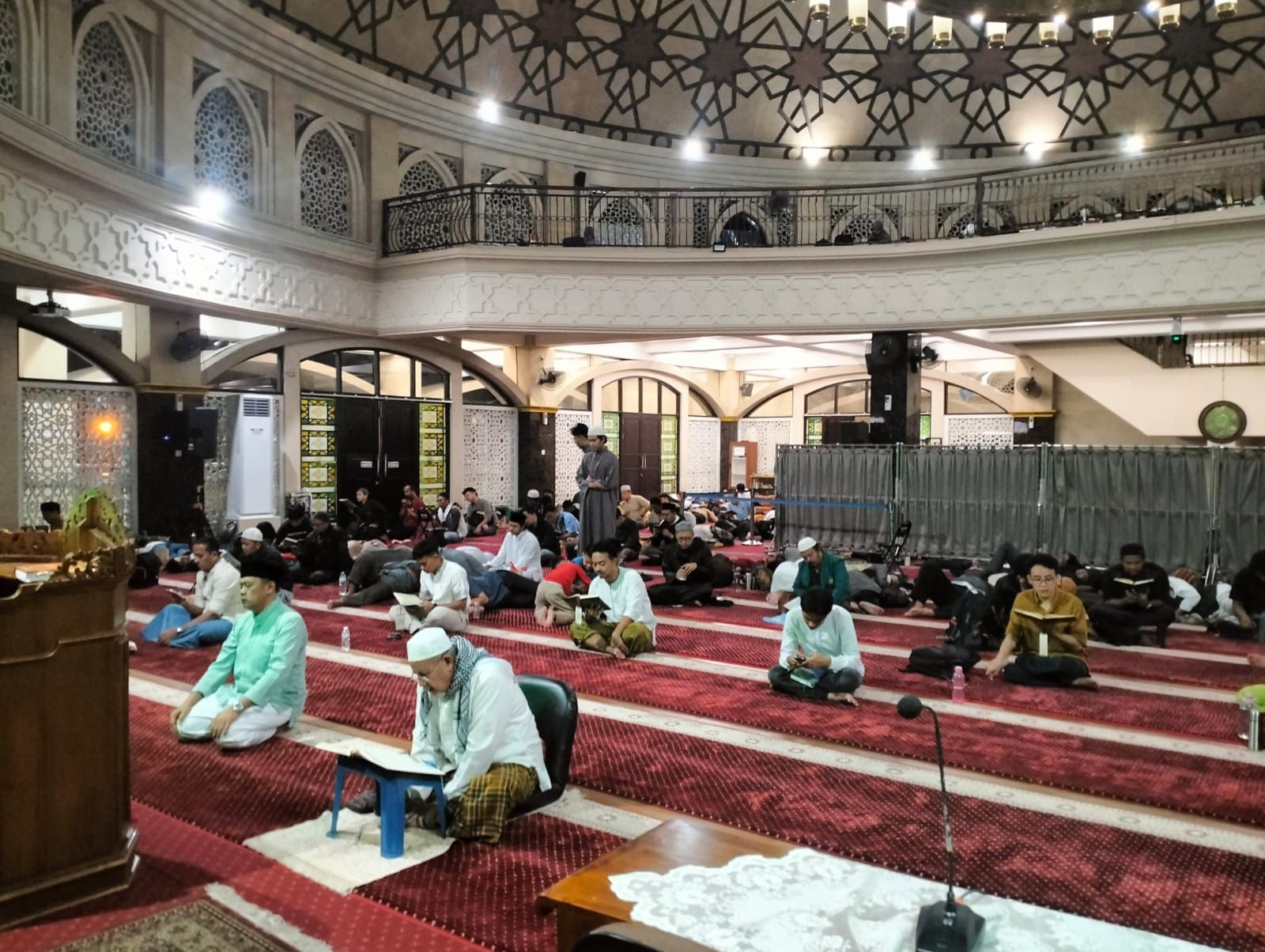 Jamaah Masjid Al-Mutakin, saat melaksanakan itikaf Ramadhan 1446 H.