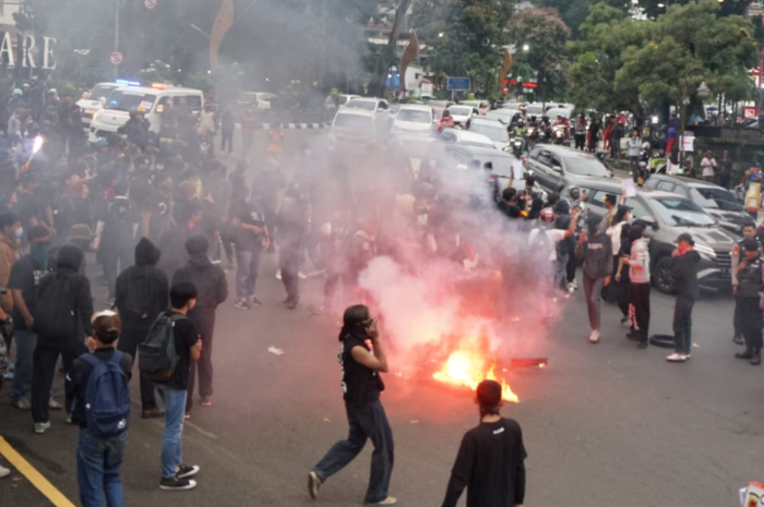 Aksi demo mahasiswa dari berbagai kampus di Kota Bogor dan aliansi masyarakat sipil menolak UU TNI di Tugu kujang Bogor, Kamis(27/3/25).