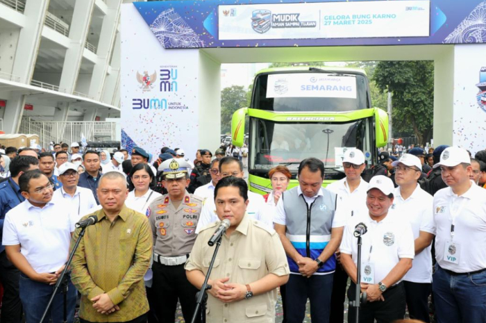Menteri BUMN RI Erick Thohir, Menteri Perhubungan Dudy Purwagandhi, serta Direktur Utama BRI Hery Gunardi saat memberangkatkan para pemudik pada program Mudik Bersama BUMN.