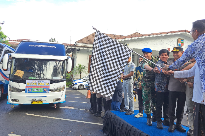 Pemberangkatan program Mudik Gratis yang digelar Polresta Bogor Kota di Balai Kota Bogor, Jumat (28/3/2025).