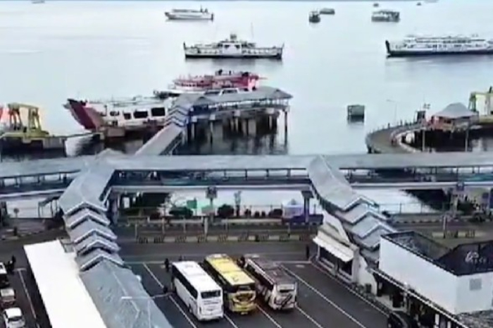 Pemudik melalui Pelabuhan Ketapang