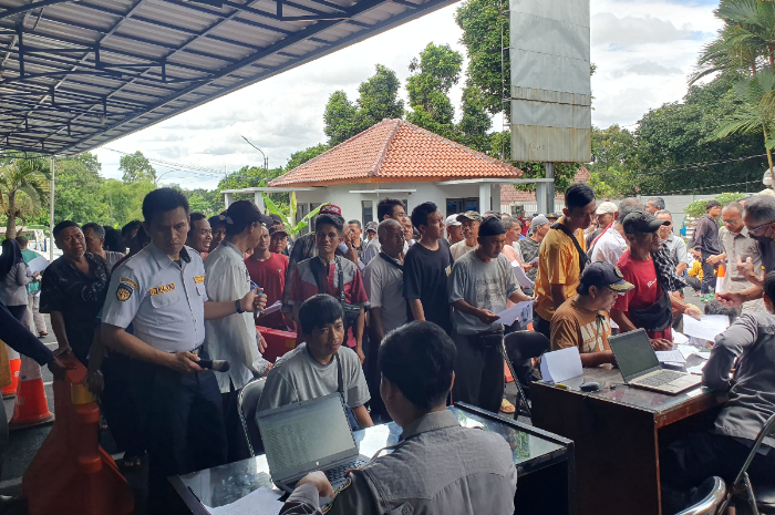 Sejumlah sopir angkot menerima paket lebaran di Cibinong, Kabupaten  Bogor, Jawa Barat, Jumat (28/3/2025).