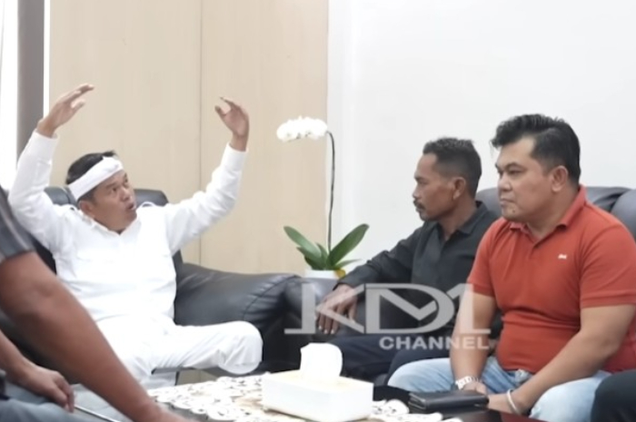 Gubernur Jawa Barat, Dedi Mulyadi saat berdialog dengan warga Bekasi.
