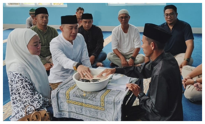 Owner NBS Skincare, Noni Ayi bersama Suaminya, Rusli Prihatevy, yang juga politisi dari Partai Golkar menyalurkan ratusan zakat fitrah di Masjid An Naba PWI Kota Bogor.