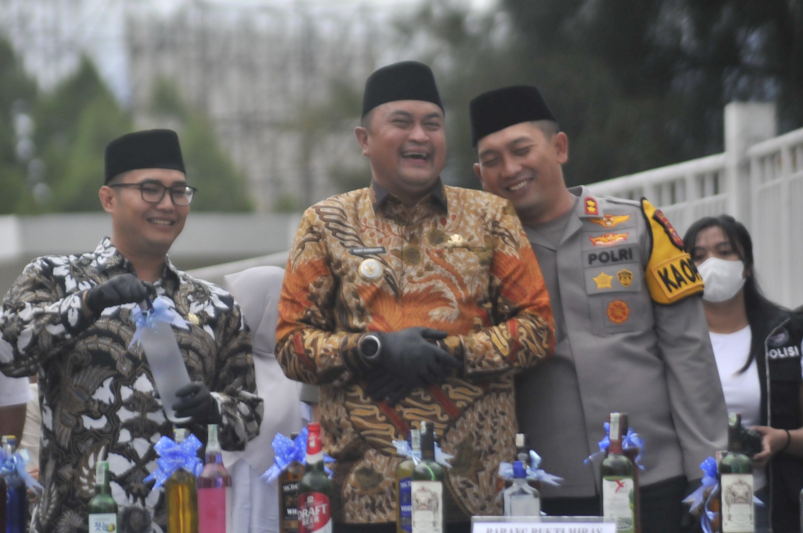 Bupati Bogor Rudy Susmanto bersama Kapolres Bogor AKBP Rio Wahyu Anggoro ditemani Dandim 0621 Kabupaten Bogor, Ketua DPRD, Sekretaris Daerah saat melakukan pemusnahan miras.