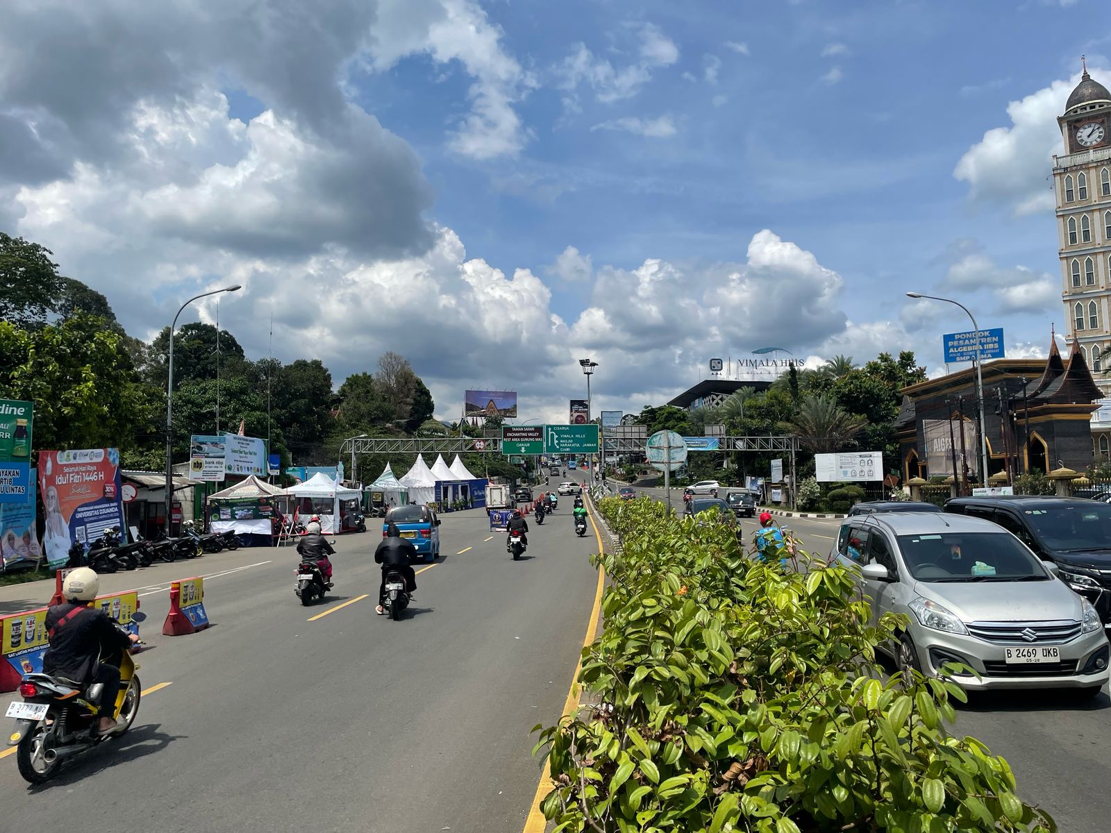 Kondisi arus lalu lintas di Jalur Puncak, Kabupaten Bogor, tepatnya di Simpang Gadog, terpantau ramai lancar pada Minggu (30/3/2025).