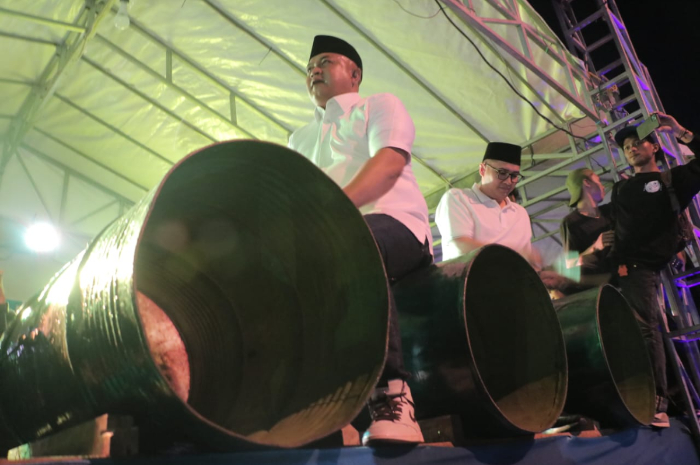 Bupati Bogor, Rudy Susmanto bersama Ketua DPRD Kabupaten Bogor ikut menabuh bedug bersama warga, Cibinong, Kabupaten Bogor, Minggu (31/3/2025).