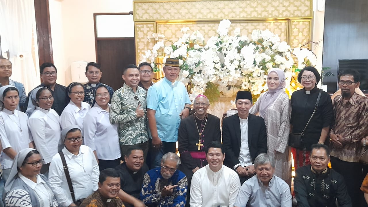Uskup Bogor, Mgr. Paskalis Bruno Syukur menghadiri open house di rumah dinas Wali Kota Bogor.