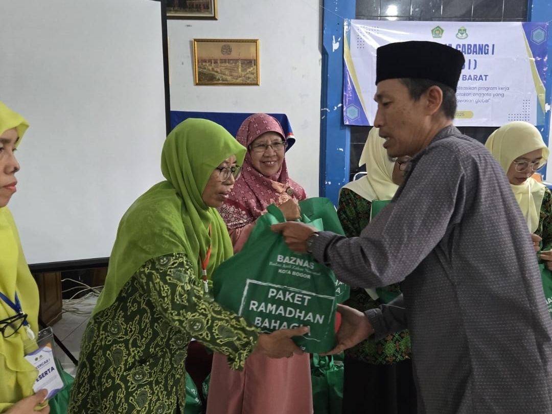 Wakil Ketua 1 Baznas Kota Bogor Subhan Murtadla saat menyerahkan paket Ramadhan.
