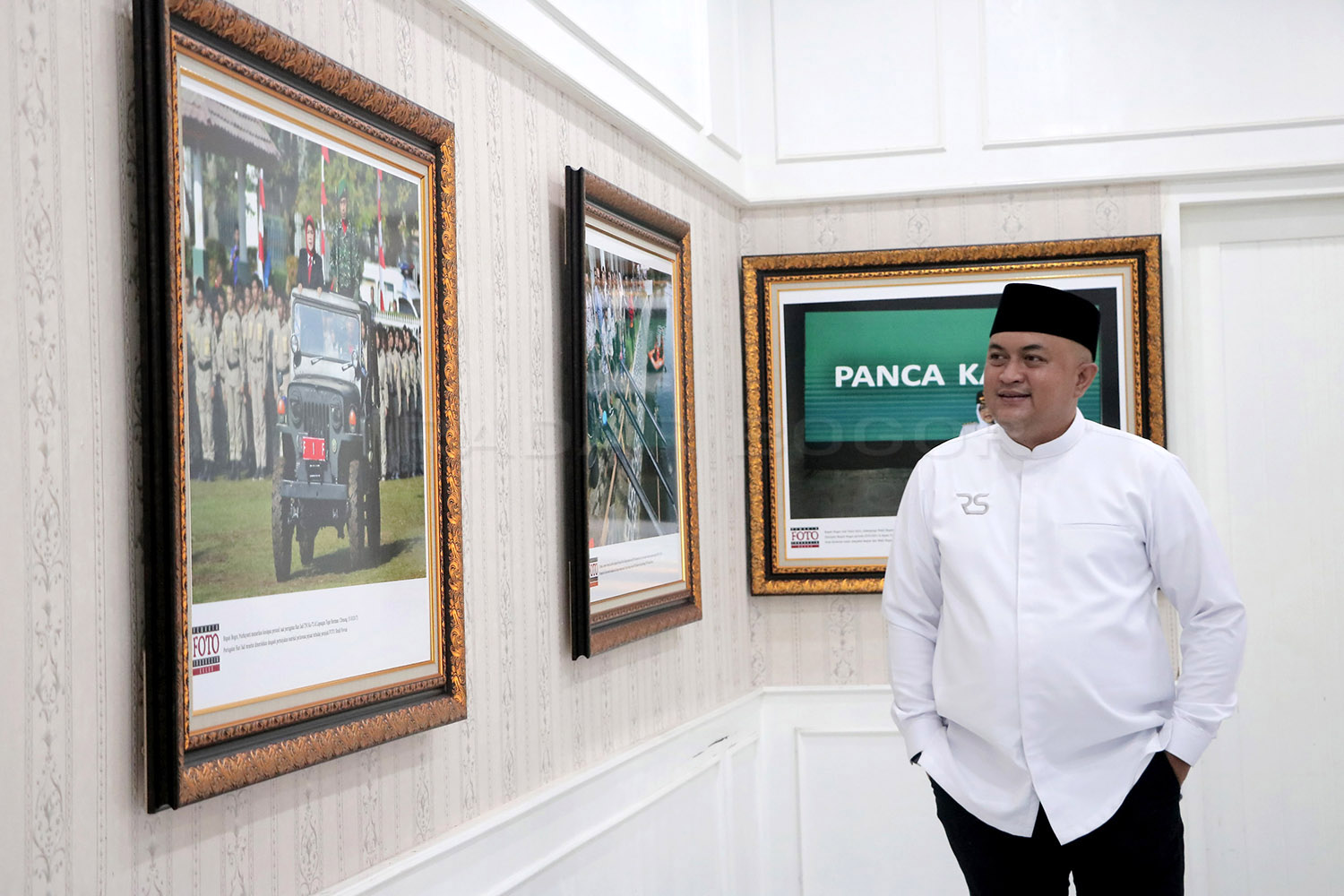 Bupati Bogor, Rudy Susmanto meninjau pameran Foto Jejak Bupati Dari Masa Ke Masa. Foto :