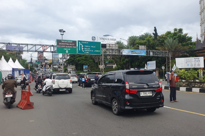 Suasana arus lalu lintas di&nbsp;kawasan Gadog, Puncak, Kabupaten Bogor&nbsp;pada hari pertama Idul Fitri 1446 Hijriah.