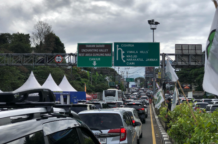 Berbagai jenis kendaraan bermotor menuju kawasan Puncak, Kabupaten Bogor.