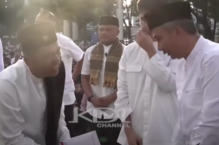 Gubernur Jawa Barat Dedi Mulyadi bersalaman dengan warga.