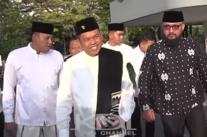 Gubernur Jawa Barat, Dedi Mulyadi saat akan melaksanakan salat ied.