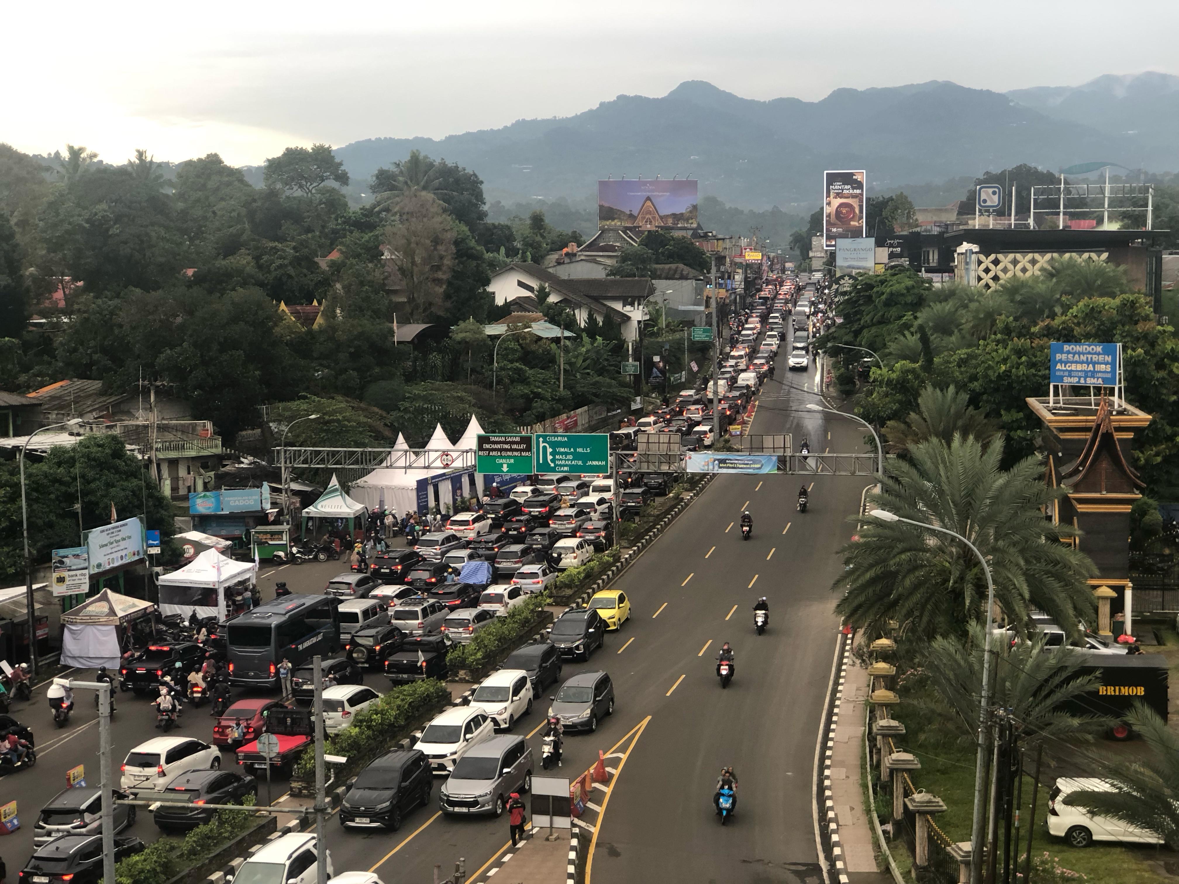 Kondisi arus lalulintas kendaraan di Jalan Raya Puncak, Kabupaten Bogor, Selasa (1/4/2025) sore.