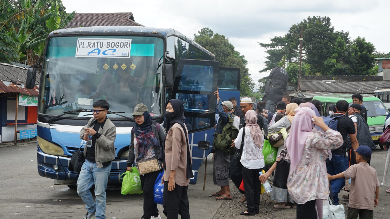 Antrean warga naik bus tujuan Pelabuhan Ratu Sukabumi di Terminal Baranangsiang, Kota Bogor, Selasa (1/4/2025).