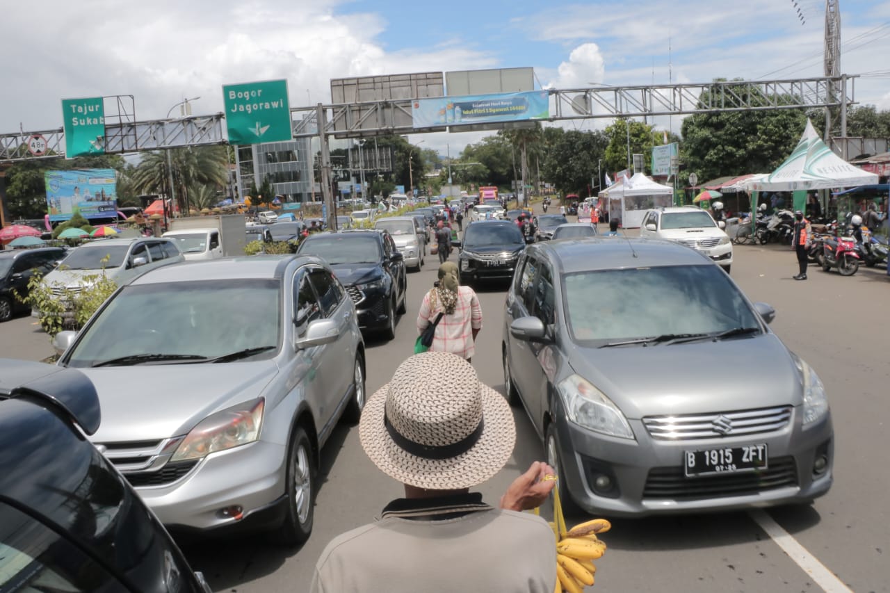 Kepadatan kendaraan di Simpang, Hadog, Ciawi, Bogor,  ke arah Puncak, Rabu (2/4/2025).