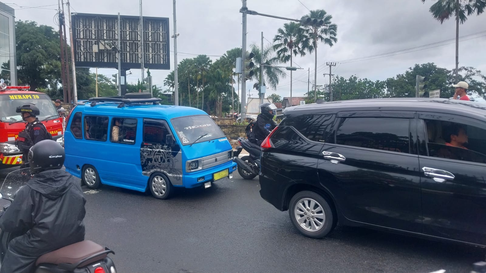 Satu unit angkot masih beroperasi di Jalan Raya Ciawi- Cisarua Bogor Rabu (2/4/2025). Program kompensasi bagi sopir angkot dinilai belum maksimal.