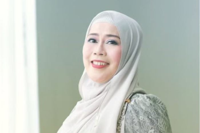 Aktris yang juga penyanyi senior Dewi Yull.