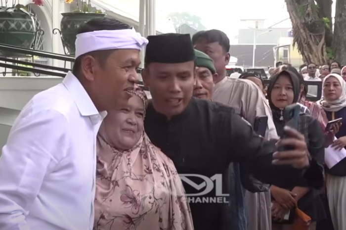 Gubernur Jawa Barat, Dedi Mulyadi berfoto bersama warga saat open house.