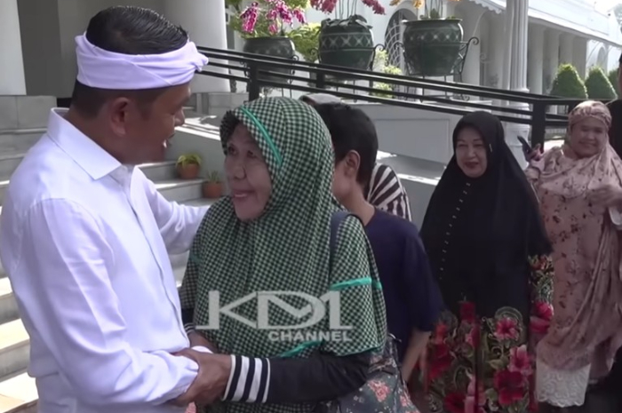 Gubernur Jawa Barat, Dedi Mulyadi saat menyapa warga.