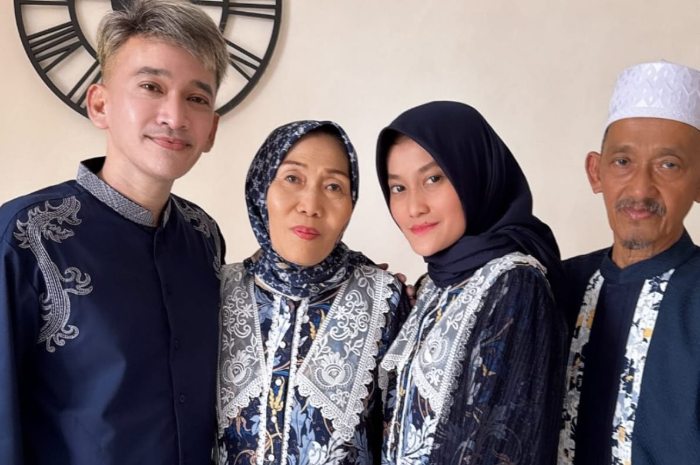 Ruben Onsu berfoto bersama.