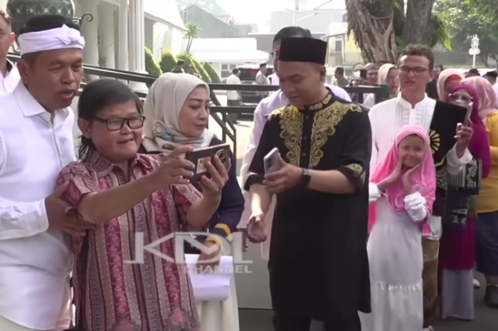 Warga berebut foto dengan Gubernur Jawa Barat, Dedi Mulyadi.