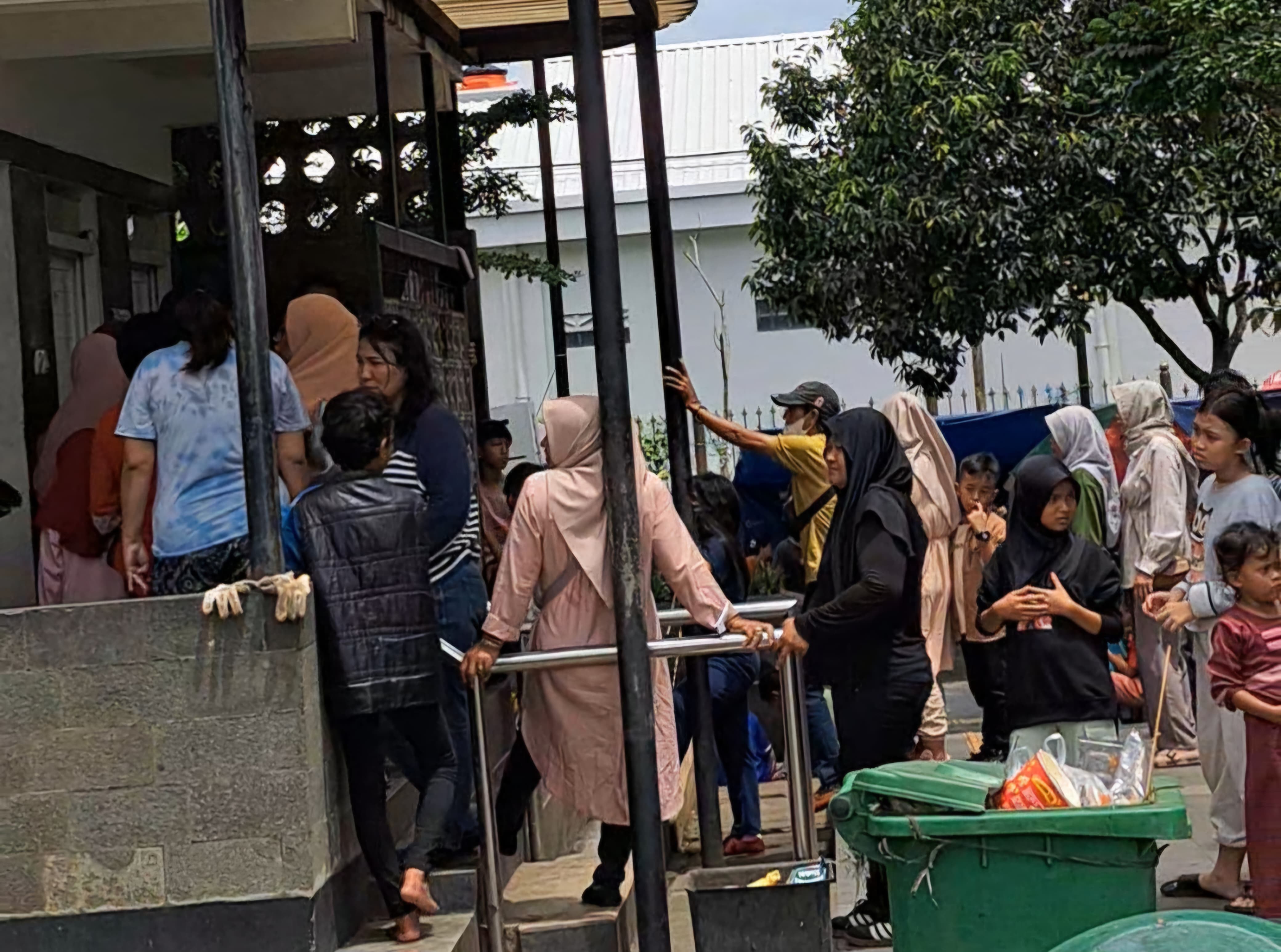 Antrean panjang di toilet Alun-Alun Kota Bogor di musim libur Lebaran 2025.