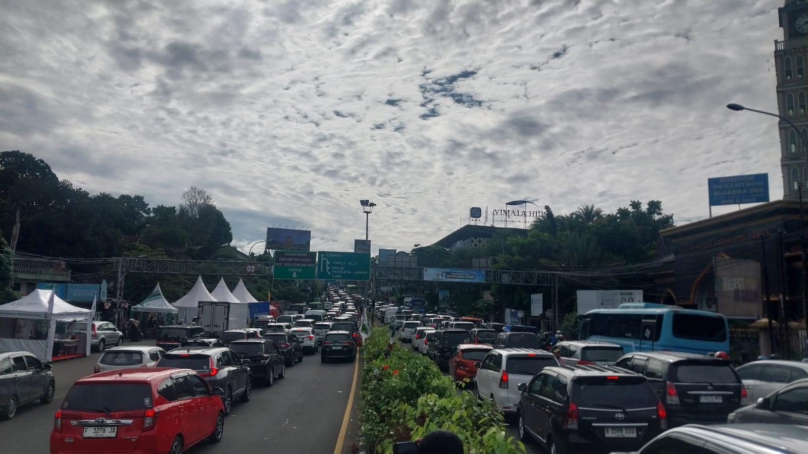 Kondisi kendaraan masuk ke kawasan wisata Puncak Bogor.