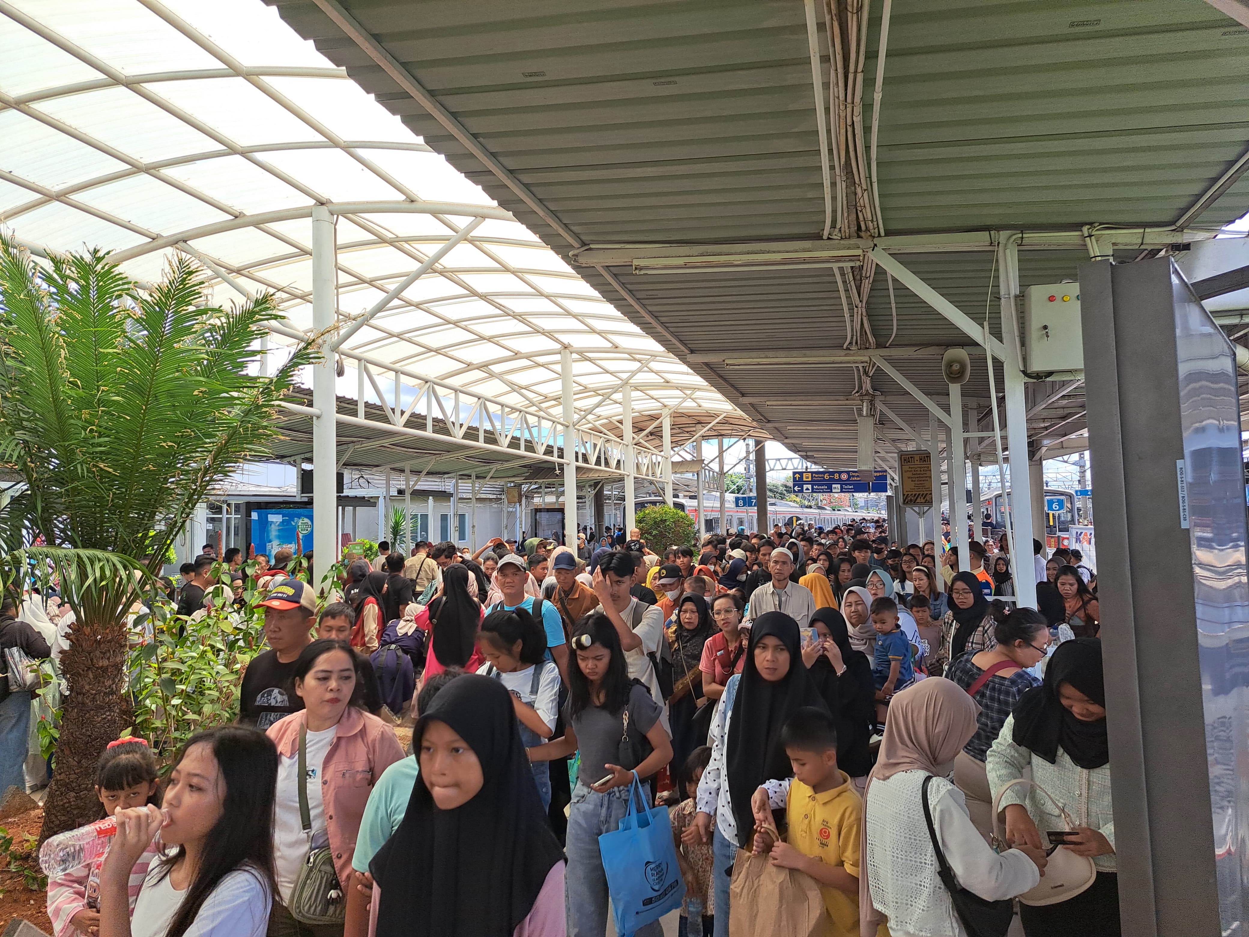 Kepadatan penumpang di Stasiun Bogor pada momen libur Lebaran 2025. Penumpang KA Lokal Pangrango Bogor - Sukabumi meningkat selama libur Lebaran 2025.