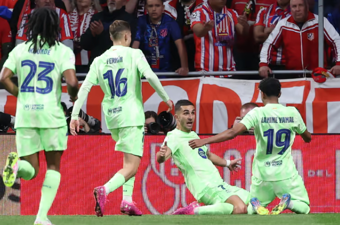 Selebrasi pemain Barcelona usai mencetak gol ke gawang Atletico Madrid.