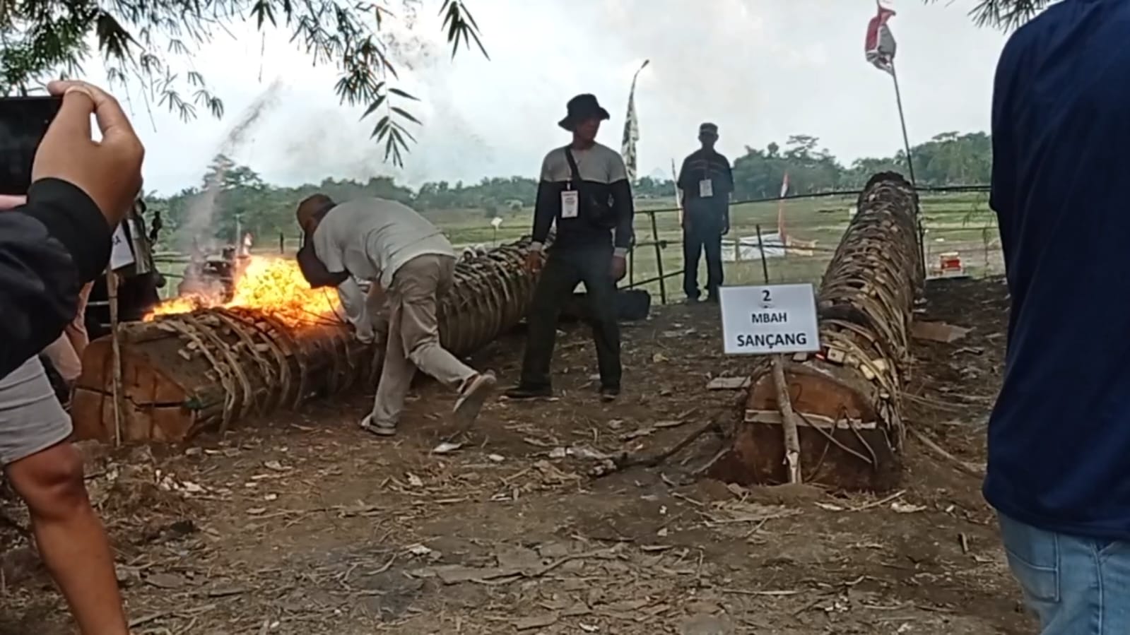 Warga saat memeriahkan festival kuluwung atau meriam di Kecamatan Jonggol, Kabupaten Bogor, Kamis (3/4/2025).