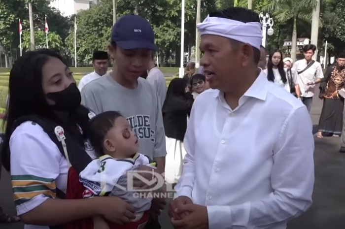 Gubernur Jawa Barat, Dedi Mulyadi menyapa warga saat open house.