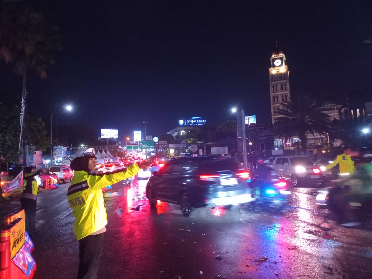 Petugas Polres Bogor, saat mengatur Lalulintas di Simpang Gadog, Kecamatan Ciawi, Kabupaten Bogor, Kamis (3/4/2025).