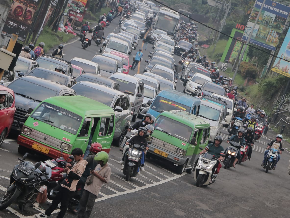 Kepadatan kendaraan hari ketiga libur Lebaran di kawasan Puncak, Cisarua, Kabupaten Bogor, Jawa Barat, Kamis (3/4/2025).
