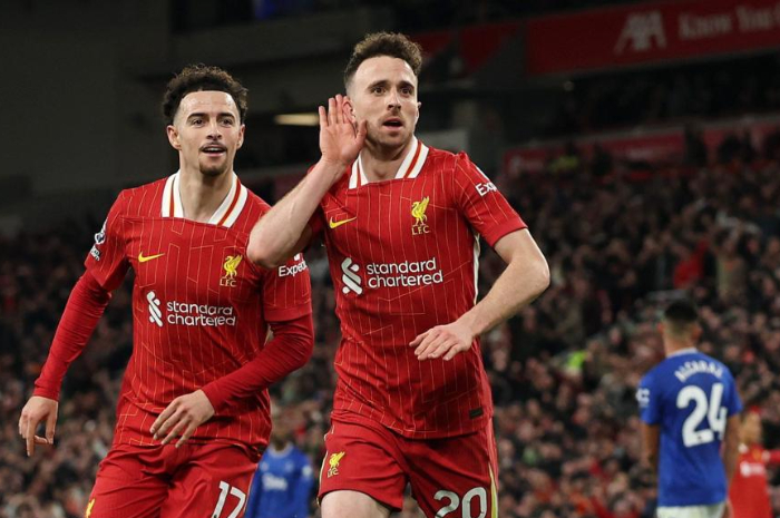 Selebrasi pemain Liverpool usai mencetak gol ke gawang Everton.