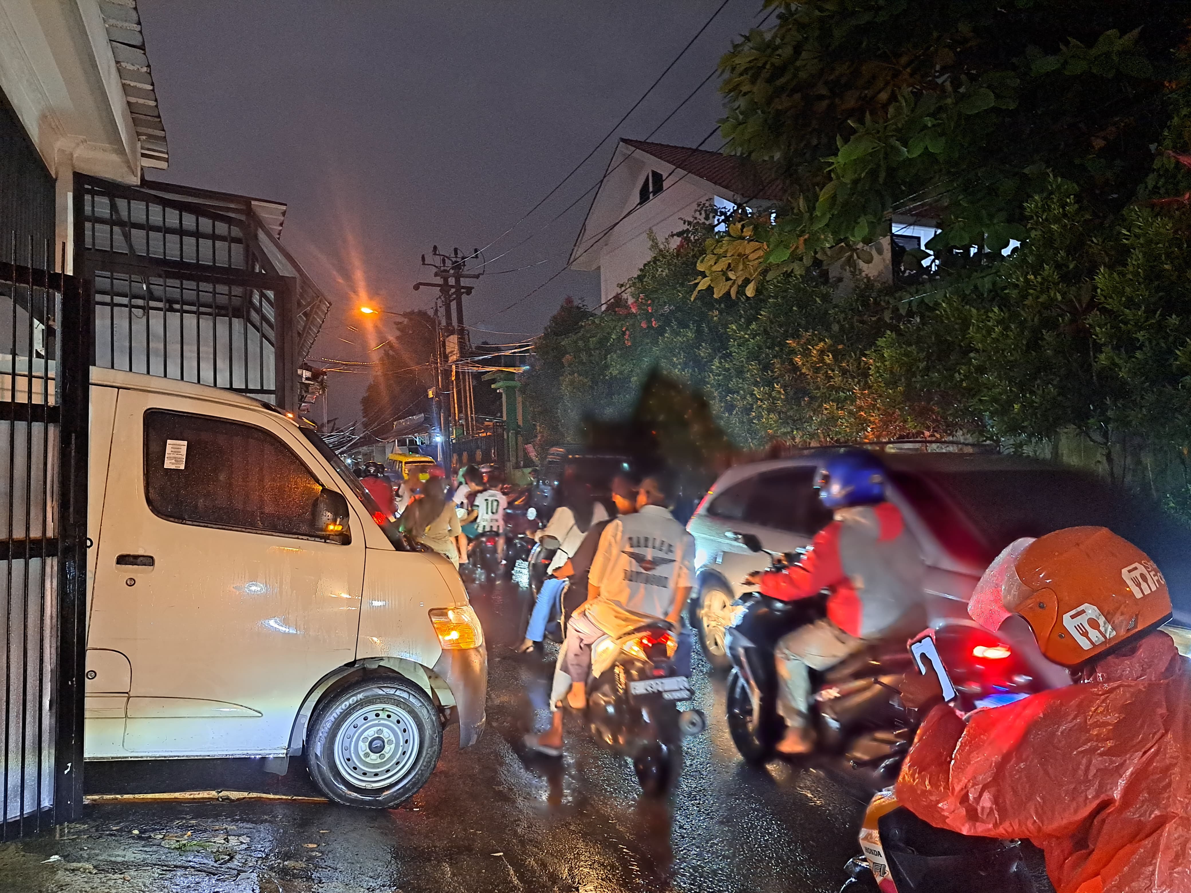 Jalan Pabuaran yang menjadi alternatif pasca Jalan Saleh Danasasmita ambles mengalami kemacetan pada Kamis (3/4/2025).