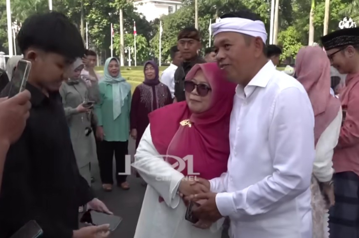 Masyarakat ramai-ramai berfoto bareng Gubernur Jawa Barat, Dedi Mulyadi