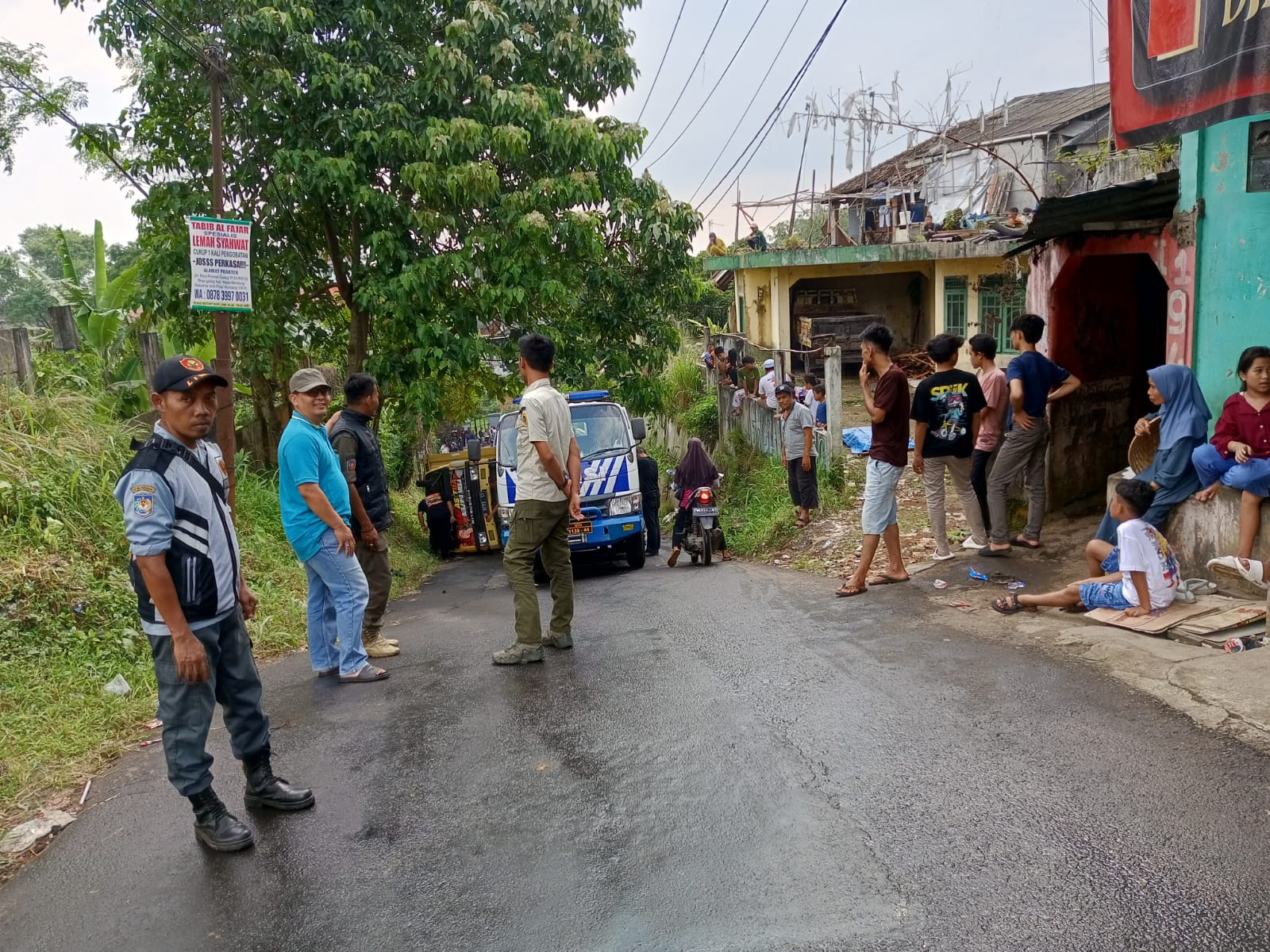 Truk terguling di jalur alternatif Puncak, Desa Sukamahi, Kecamatan Megamendung, Kabupaten Bogor, menyebabkan arus lalu lintas macet total, Kamis (3/4/2025).
