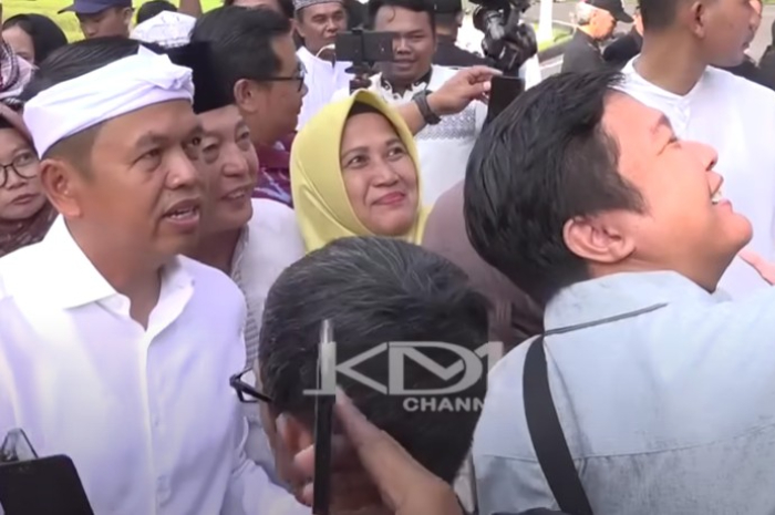 Warga berebut ingin bersalaman dan berfoto dengan Gubernur Jawa Barat, Dedi Mulyadi.