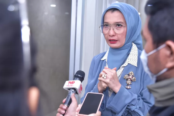 Anggota Komisi IX DPR, Arzeti Bilbina, meminta pemerintah untuk tidak terburu-buru dalam mencabut larangan moratorium PMI ke Arab Saudi.