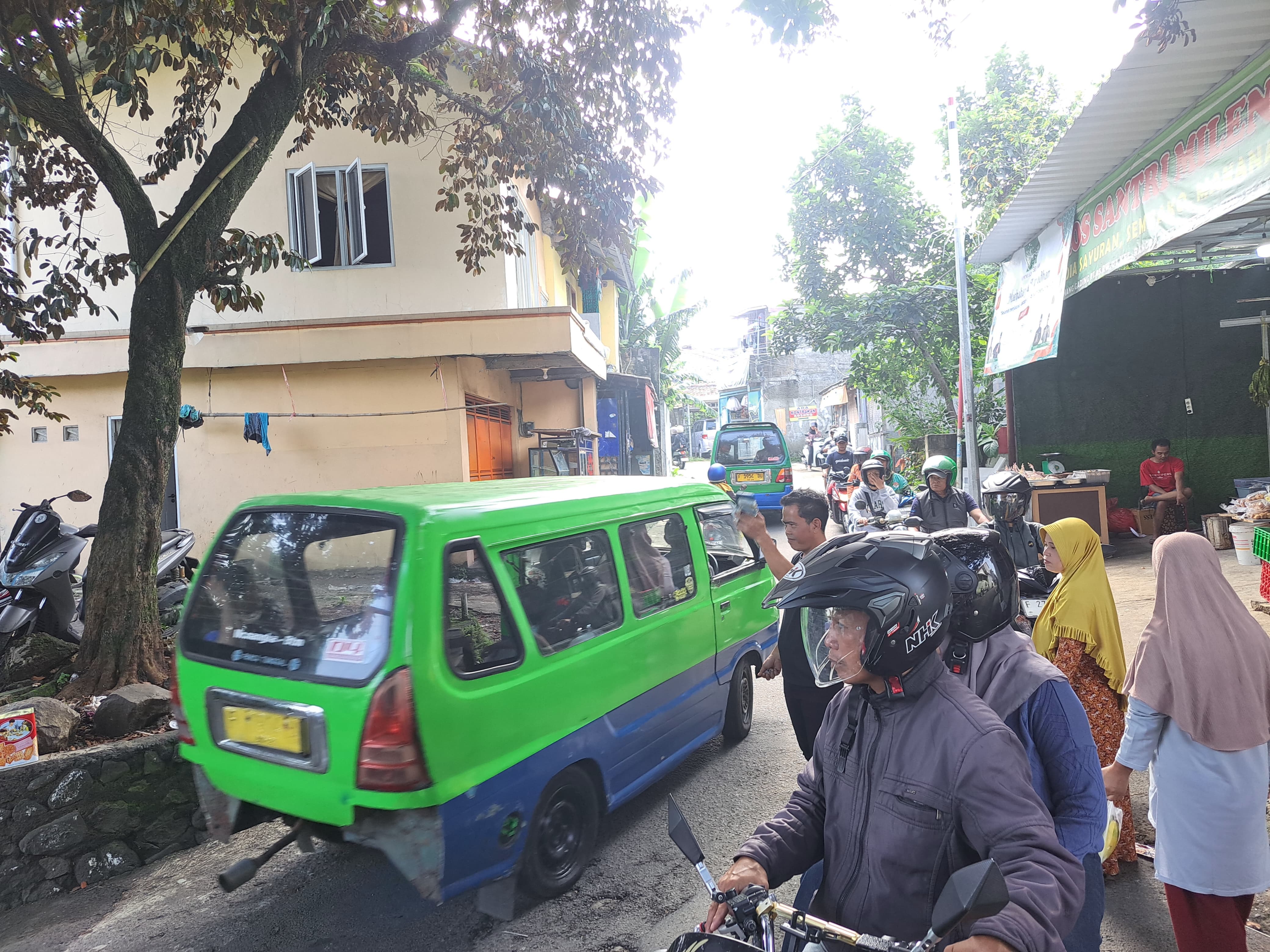Antrean kendaraan yang akan melintas di Jalan Cipinang Gading, Ranggamekar, Kecamatan Bogor Selatan.