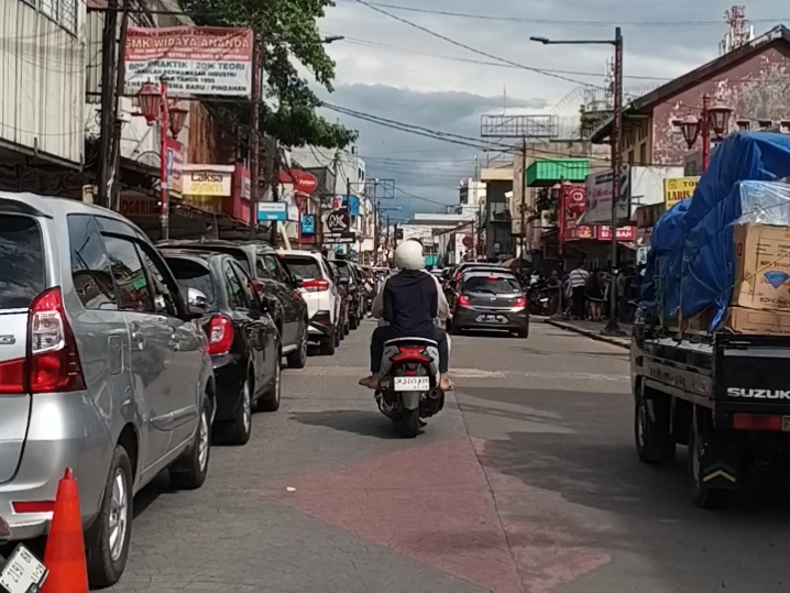 Situasi terkini Jalan Suryakencana, gak jauh dari depan pintu 1 Kebun Raya Bogor, Kota Bogor, nampak lengang.