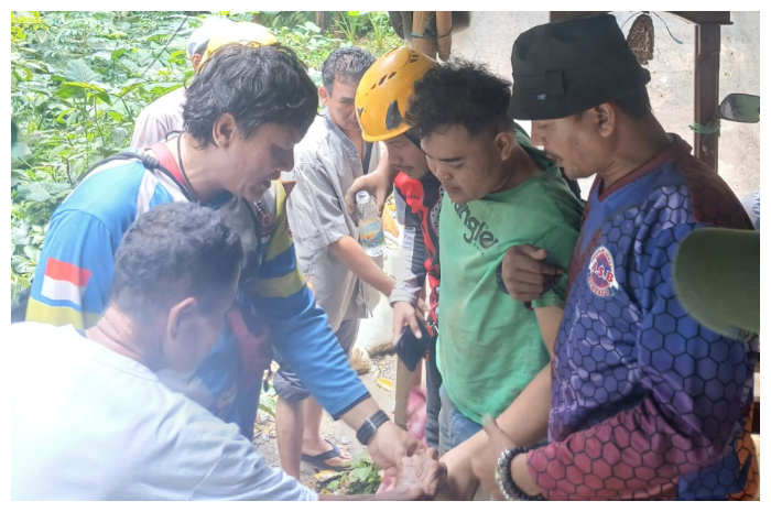 Adam Syaeful Hidayat (27), saat dievakuasi petugas setelah terjatuh di bawah Jembatan Cikereteg dalam kondisi luka-luka dan harus dilarikan ke rumah sakit untuk mendapatkan perawatan.