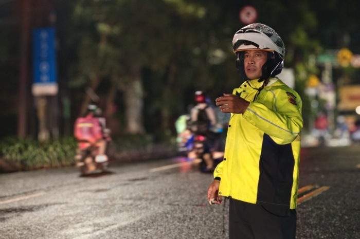 Petugas Satlantas Polresta Bogor Kota saat melakukan pengaturan lalu lintas di Jalan Tajur Bogor.