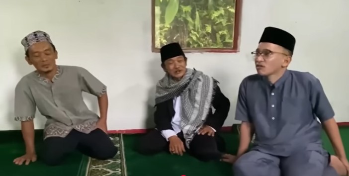 Ruben Onsu bersama imam dan pengurus Mushola Al Hemiah