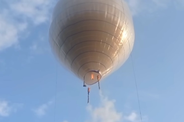 Balon udara mengganggu penerbangan pesawat.