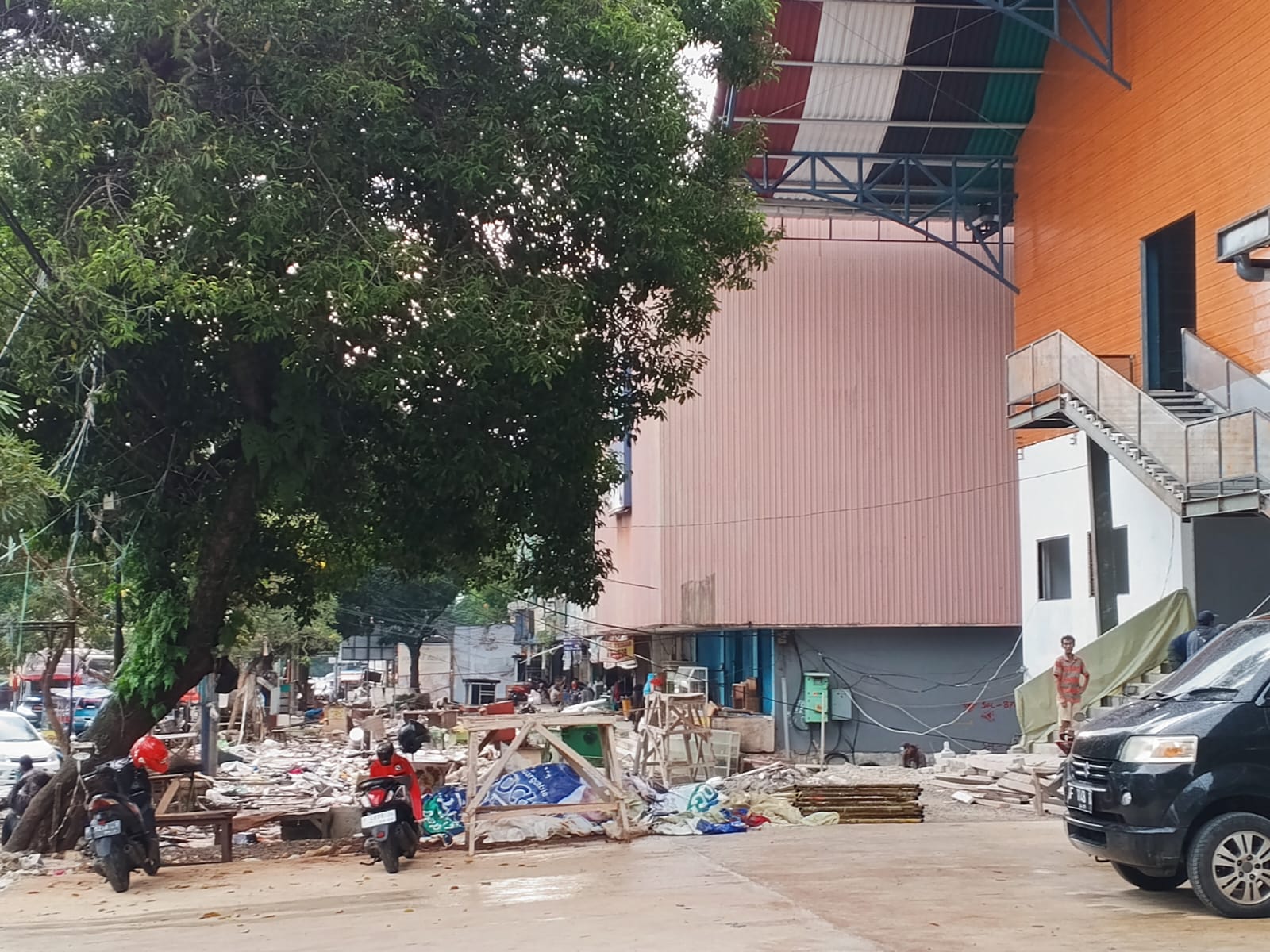 Tempat relokasi dibongkar, pedagang masuk ke bangunan utama Pasar Sukasari, Kota Bogor.