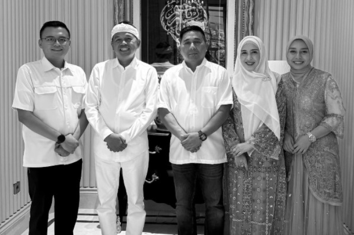 Unggahan Maula Akbar (paling kiri), putra Gubernur Jawa Barat Dedi Mulyadi yang membuat publik penasaran dengan sosok Putri Karlina (paling kanan).
