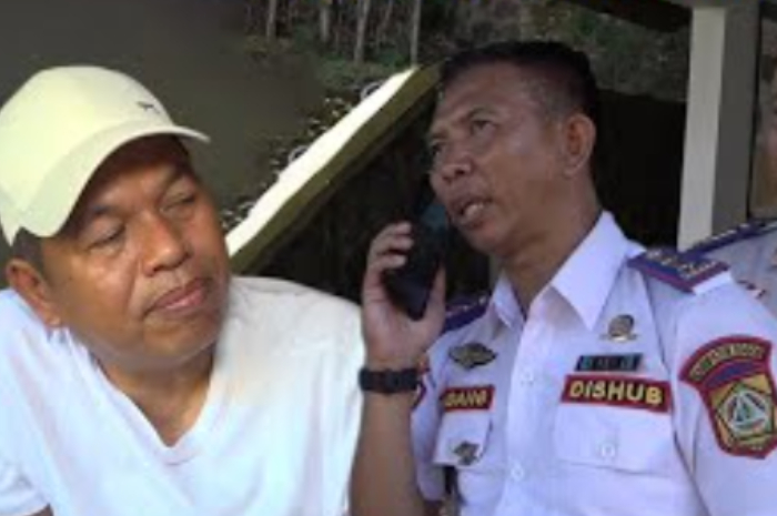 Gubernur Jawa Barat Dedi Mulyadi berbincang dengan Dadang Kosasih Kabid Lalu Lintas dan Angkutan Dishub Kabupaten Bogor.